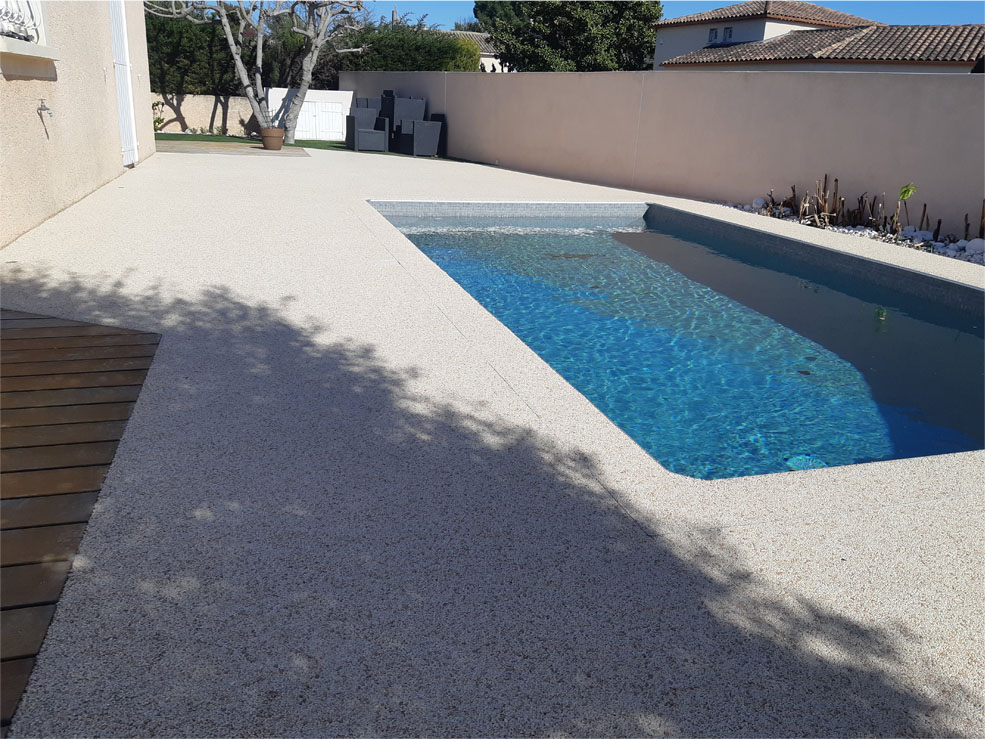 moquette de pierre blanc autour piscine